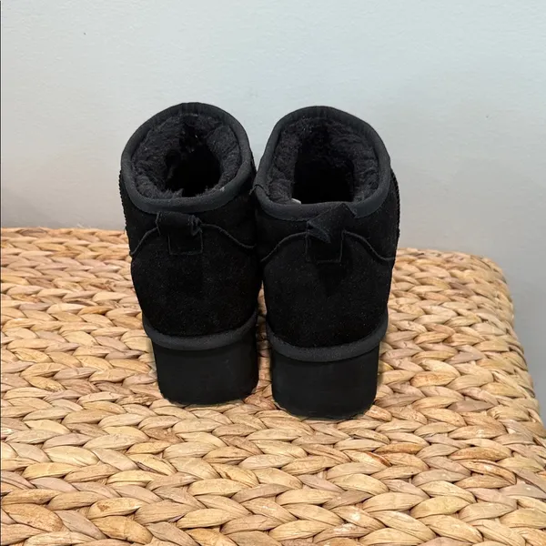 Amazon Women's Black Winter Boots - Image 3
