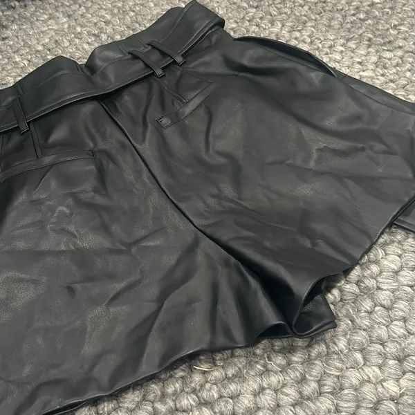 Zara‎ Faux Leather High Rise Shorts W Belt - Image 5