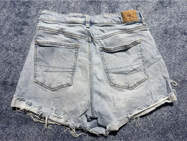 American Eagle Light Wash Distressed Denim Shorts Size 4 - Image 8