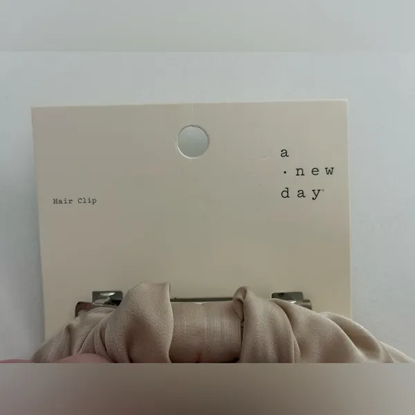 A New Day Cream Hair Bow - Image 5