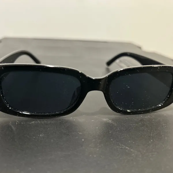 Stylish Black Sunglasses - Image 2