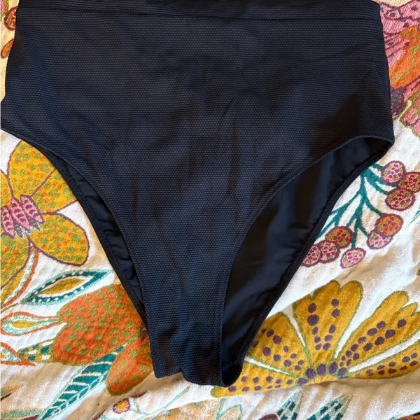 Lululemon Waterside Black Women's Swimwear Set RARE - Image 4