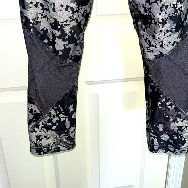 Under Armour Women’s HeatGear Ankle Cropped Camo Print Compression Leggings- M - Image 6