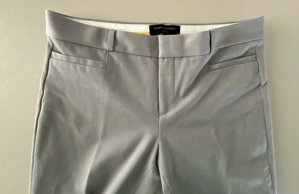 Banana Republic | ladies Sloan Fit cropped pants. Size: 6 - Image 4