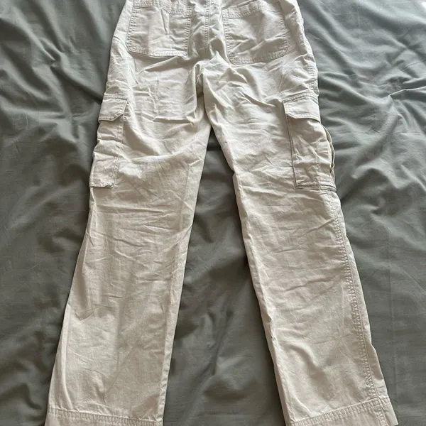 Abercrombie Women's Cream Relaxed Cargo Pants - Image 8