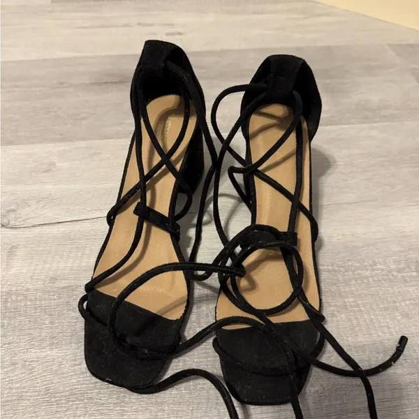 Black heels from pretty little thing - Image 2
