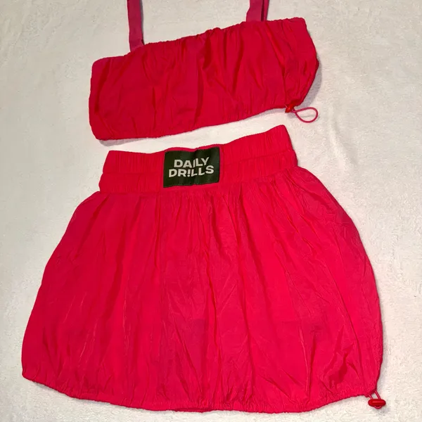 NWOT DAILY DRILLS Two Piece Bubble Crop Top and Skort size Small in Punch - Image 7