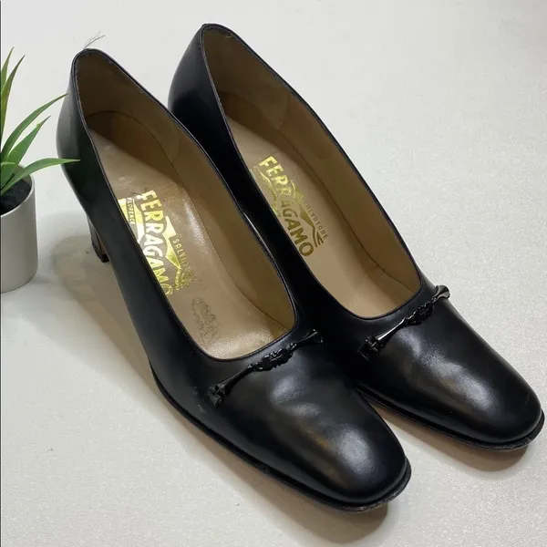 Salvatore Ferragamo black leather pumps 594 - Image 2
