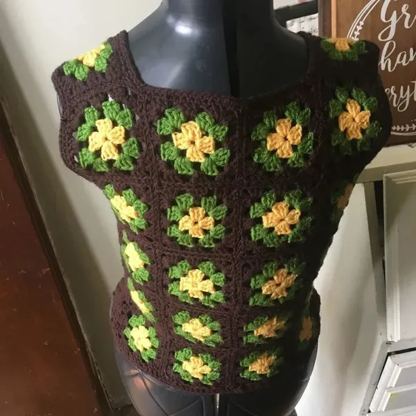 Granny square vintage boho sleeveless craftcore crop top - Image 2