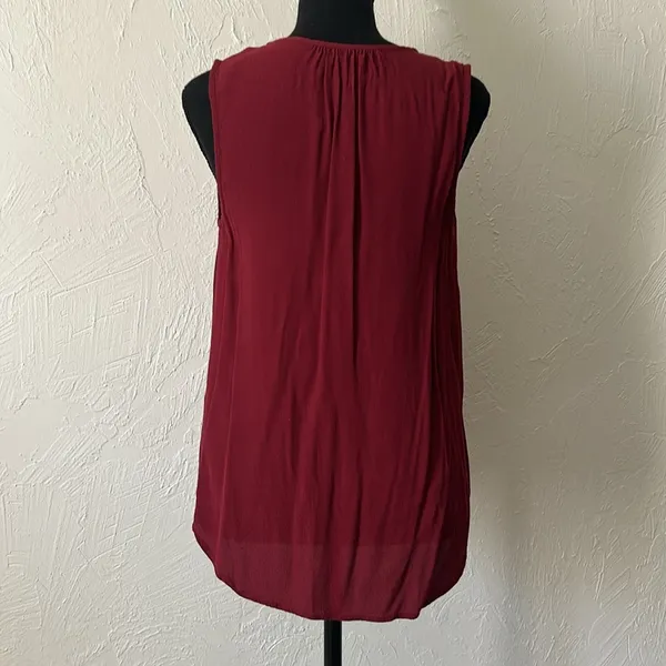 Madewell Red Burgundy Pleated Sleeveless Blouse w/ Keyhole Detail - Image 4