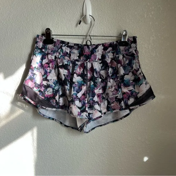 Lululemon Hotty Hot Short II *2.5"
Utopia Multi / Deep Phantom - Image 7