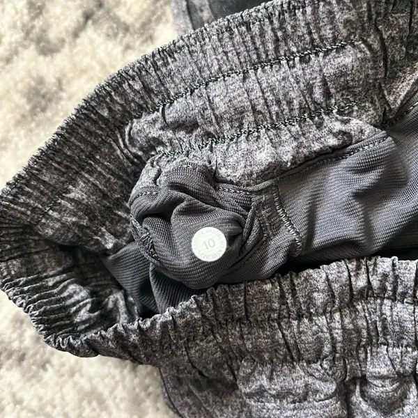 Lululemon Hotty Hot Short II *2.5" - Image 4