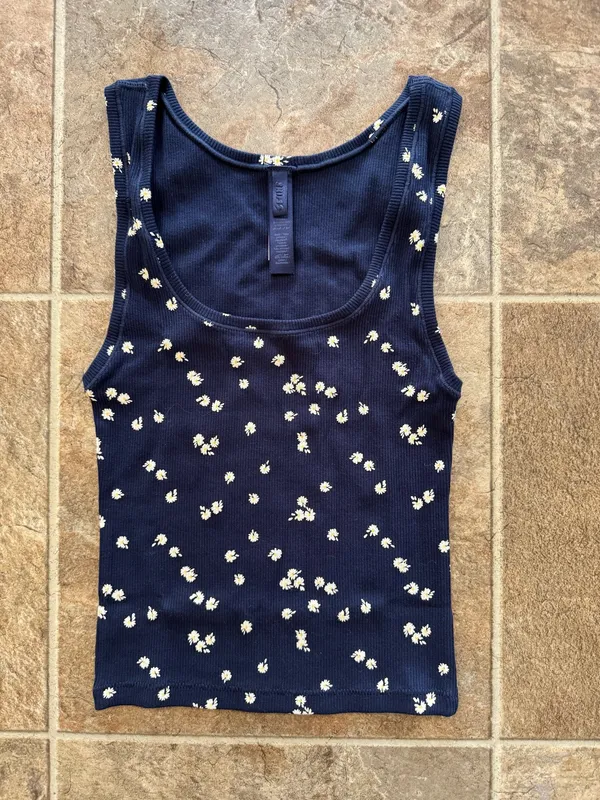 Skims Cotton Rib Tank Navy Daisy Print Small - Image 5