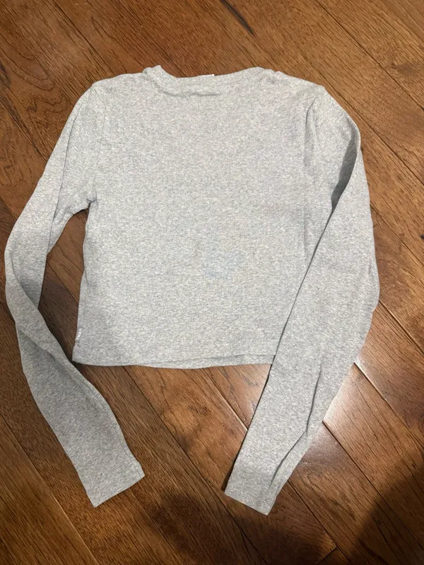 Aritzia TNA Long Sleeve - Image 3