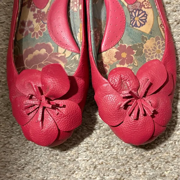 b.o.c. Red Floral Flats Size 9 - Image 4