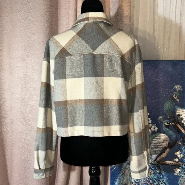 Size M Cropped Button Down Flannel Gray Size M - Image 7