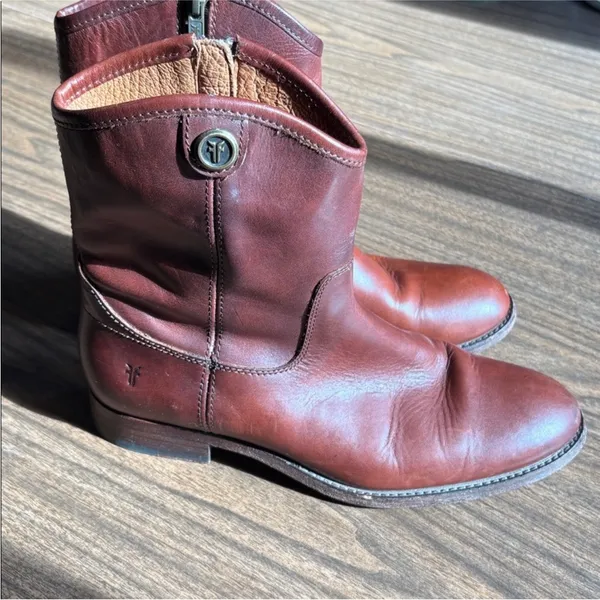 FRYE 7.5 Melissa Button Short Leather Boots - Image 9