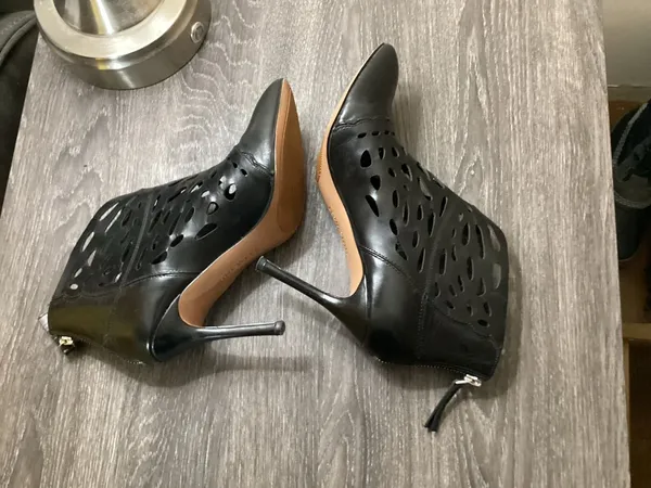 Nine West Darenne Heeled Bootie Size 8.5M Black Leather Cutout - Image 4