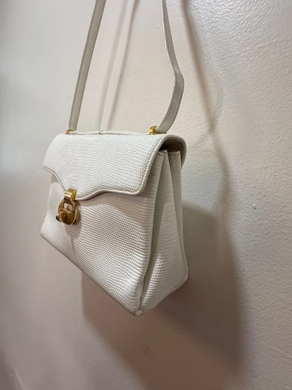 Chic de Paris Structured Textured Gold Toned Hardware Vintage Shoulder Bag - Image 13