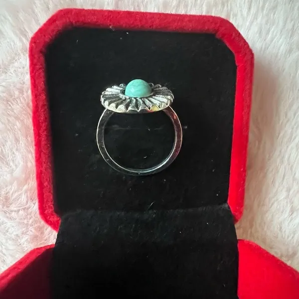 Gorgeous Silver Simulated Turquoise Ring Size 7 - Image 3