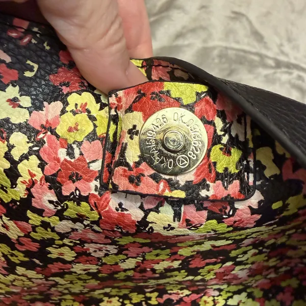 Steve Madden Black Shoulder Bag Tote Floral Lining Gold Hardware Large Purse - Image 6