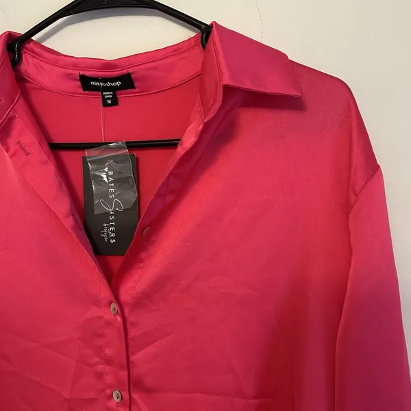 NWT Boutique Hot Pink Women Medium Satin Long Sleeve‎ Collared Button Up Top - Image 4