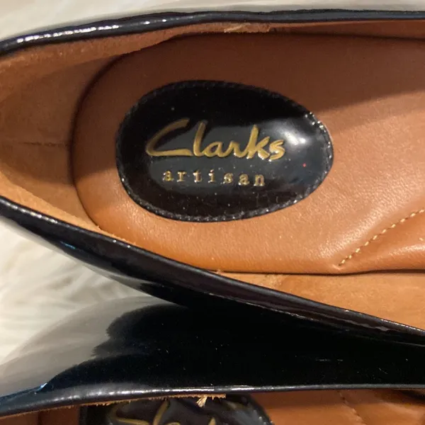 Clarks Artisan Shoes size 8.5 patend leather with bow color black - Image 7