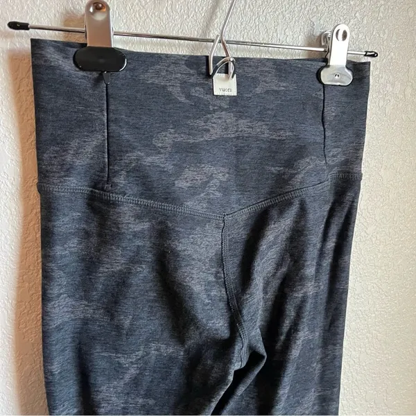 Vuori Gray Navy Camo Legging - Image 2