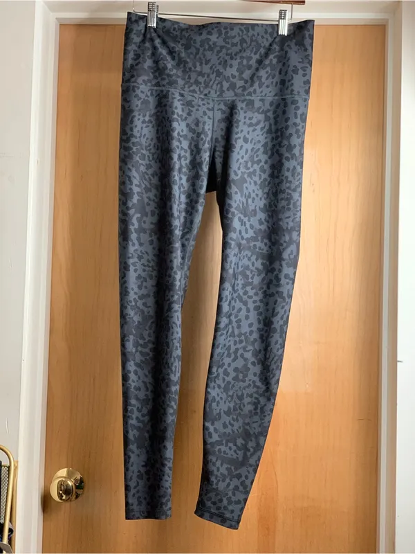 Old Navy Black Tonal Leopard High-Rise Athletic Leggings Size-Large Sporty Chic - Image 3