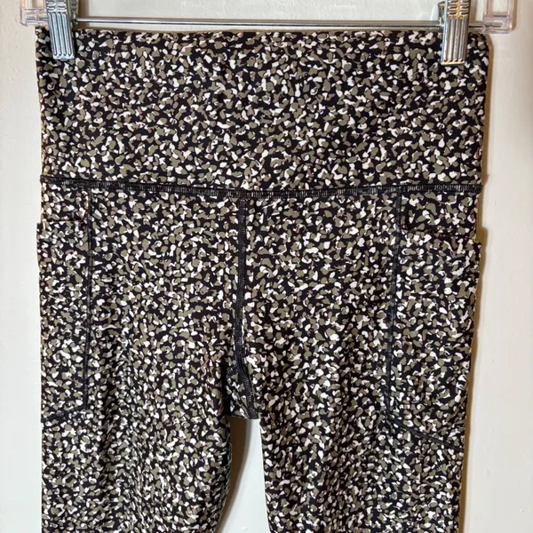 Athleta Salutation Stash 7/8 Pocket Leggings Abstract Print‎ Size Small - Image 2