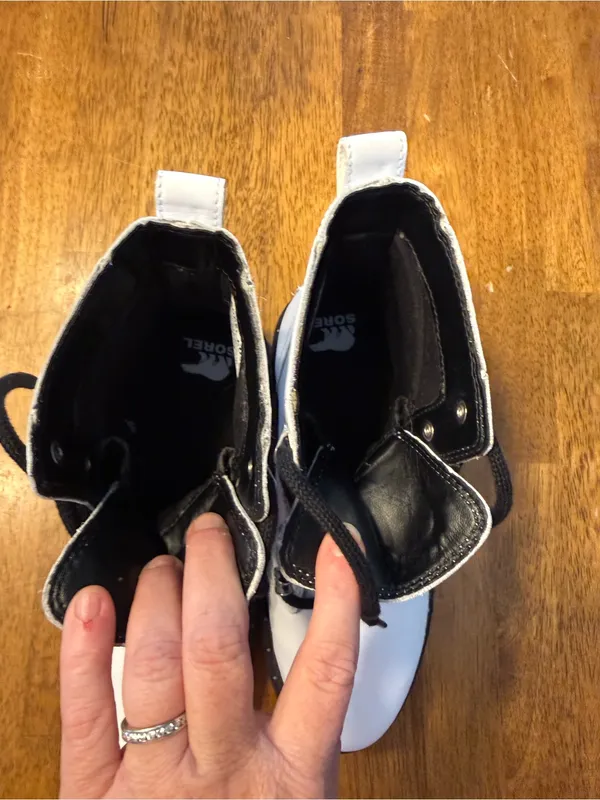 Sorel White Combat Boots with Black Laces - Image 6