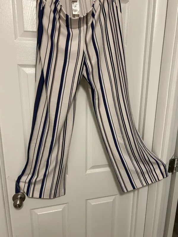 CHICO’S Stylish wide-leg pants in a navy and white striped pattern. Lightweight, flowy fabric for all-day comfort. Versatile design that dresses up or down. Easy to pair with tops and sandals. - Image 6