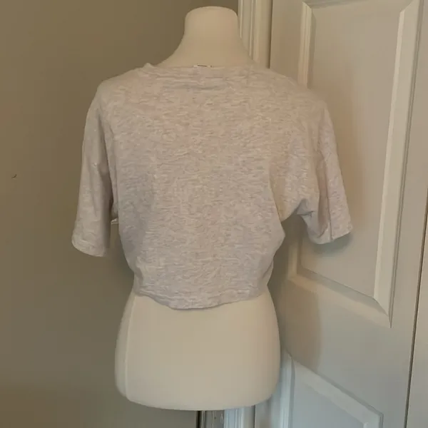 😻 Super Cute TNA Aritzia Light Grey Short Sleeve Cropped T Shirt - Image 5