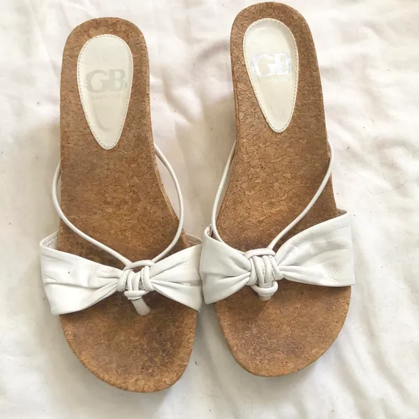 2000s Y2K Gianni Bini 2-2.5”Wedge white thong strappy sandals Size 8M - Image 3