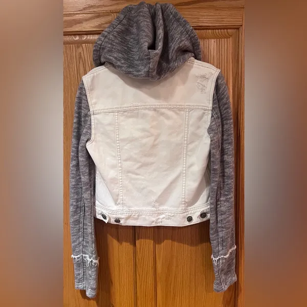 Free‎ People Knit Sleeve & Knit Hood Distressed White Denim Jean Jacket Size XS - Image 12