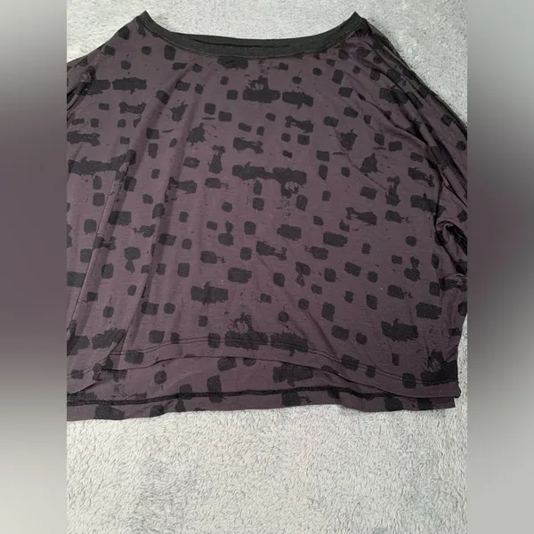 Lululemon Black gray Patterned tee shirt Top cropped - Image 3