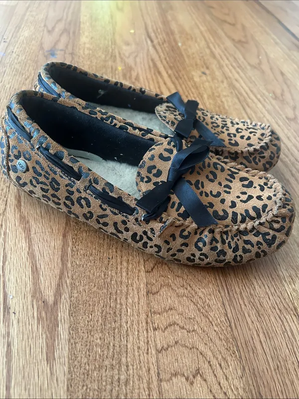 Women’s UGG Dakota Leopard Bow slippers size 6 - Image 3