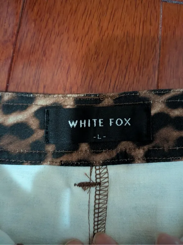 White Fox Leopard Print Low Rise Cargo Shorts Large - Image 3