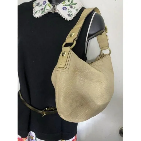 coach beige leather shoulder bag - Image 7