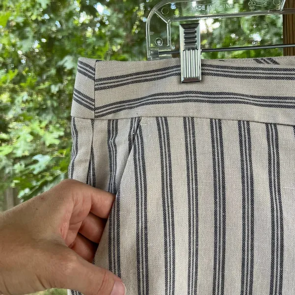 LOFT Women's White And Grey Striped Linen Blend Tapered Leg Pants Size 12 - Image 3