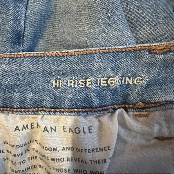 American Eagle Hi-Rise Light Wash Distressed Raw Hem Skinny Jegging‎ Jeans Sz 14 - Image 7