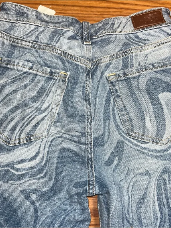 Hollister Swirl ladies Jeans Size 3R High Waist - Image 6
