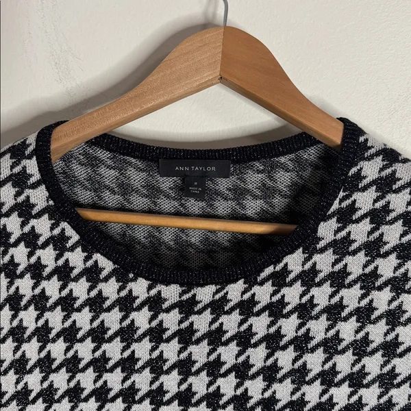 Ann Taylor Shimmer Black and White Houndstooth Short Sleeve Sweater size M - Image 4