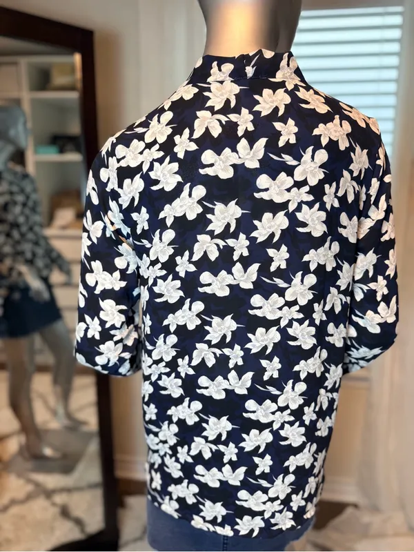 Ann Taylor Floral Wrap Blouse Small Navy Blue Black White V-Neck 3/4 Sleeve - Image 4