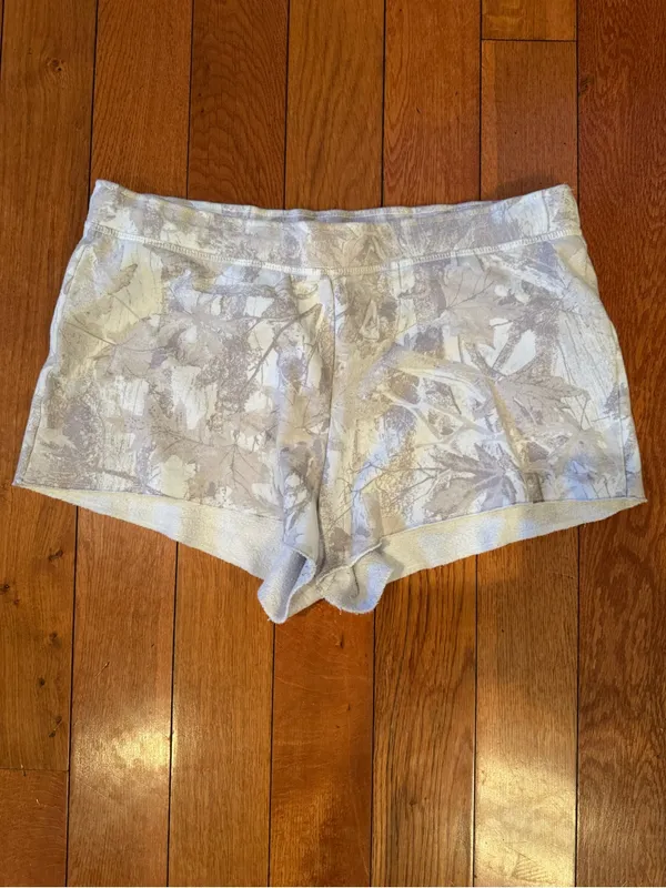 Hollister Gray White Camo Fleece Mini Shorts Size Medium - Image 2