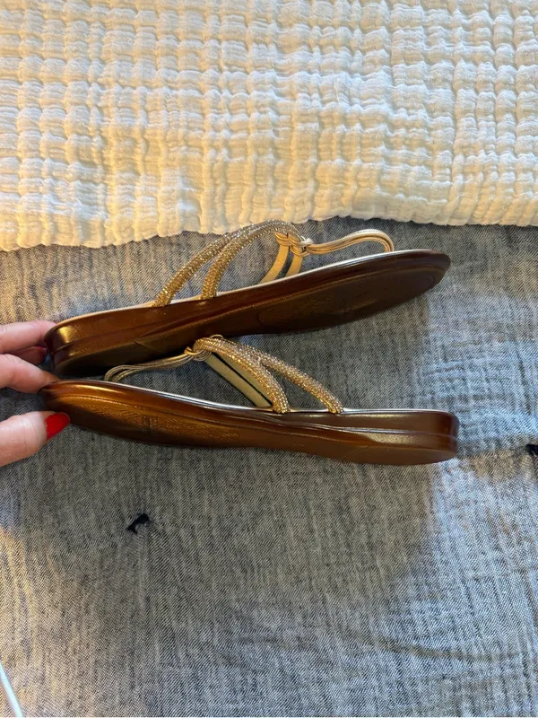 Italian Shoemakers Gold Metallic Thong Sandals for Women Size 7 - Image 4