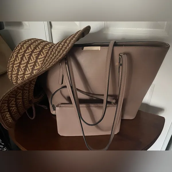 Kelly & Katie Tote Tan Classic 17x10x6 Faux leather+makeup bag Used 1X Clean EUC - Image 5