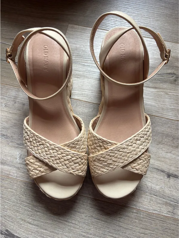 Old Navy Platform Woven Sandals - Image 5
