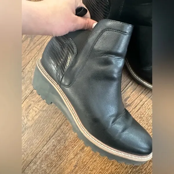 DV By Dolce Vita Rielle Lug Sole Chelsea Black Booties Size 9 - Image 4