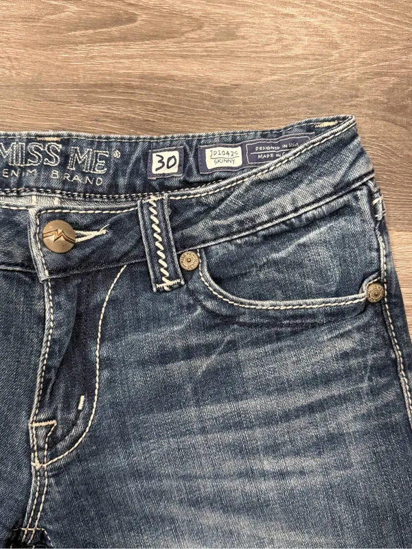 Miss Me Signature Women's Low Rise Medium Wash Denim Jean Shorts Size 30 - Image 2